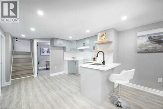 919 Brucedale Ave E in Hamilton, ON - Building Photo - Building Photo