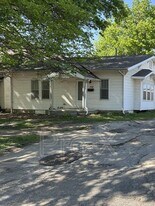 102 W Washington St in Pittsburg, KS - Building Photo