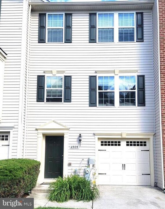 4909 Yarmouth Ct in Ellicott City, MD - Foto de edificio