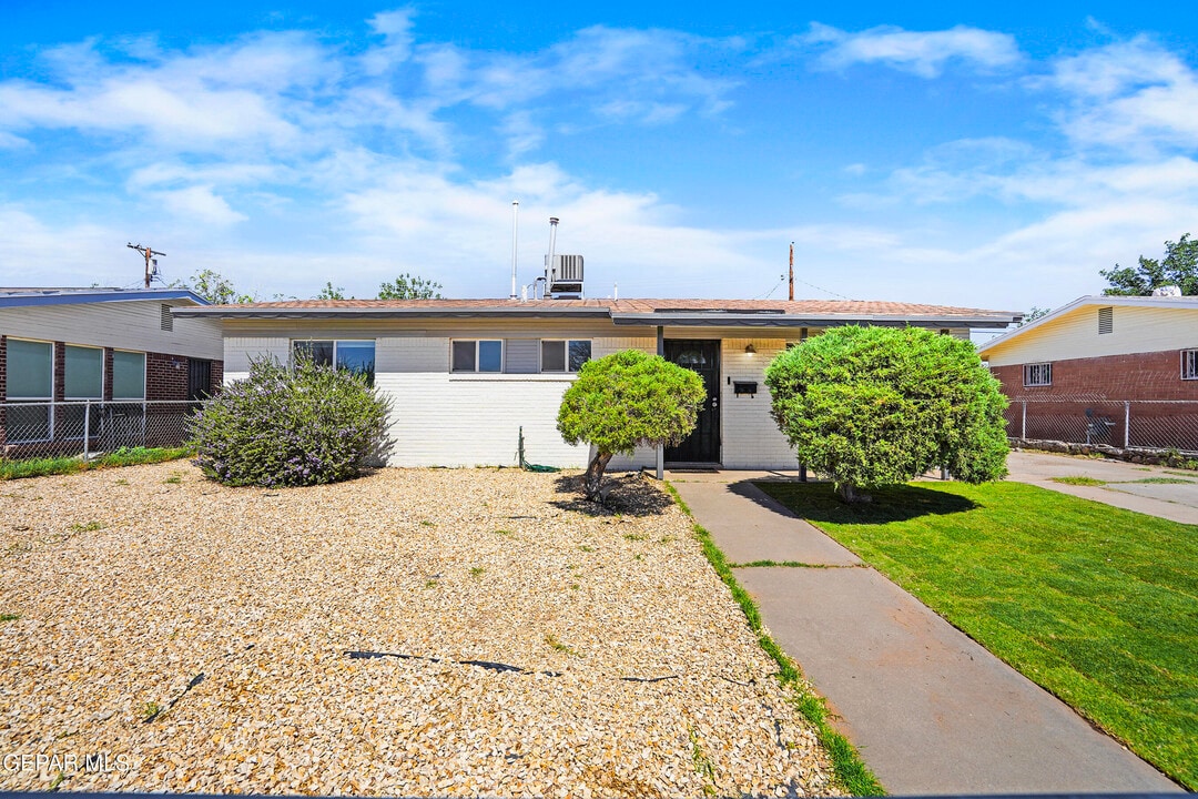 10337 Redwood St in El Paso, TX - Building Photo