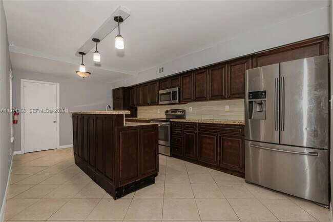 20536 NE 6th Ct in North Miami Beach, FL - Building Photo - Building Photo