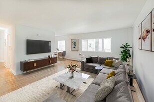 Forest Gardens in Rockville Centre, NY - Building Photo
