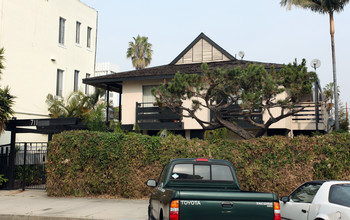 711 E Medio St in Long Beach, CA - Foto de edificio - Building Photo