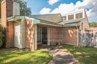 4802 Oak Hollow St in Baytown, TX - Building Photo - Building Photo