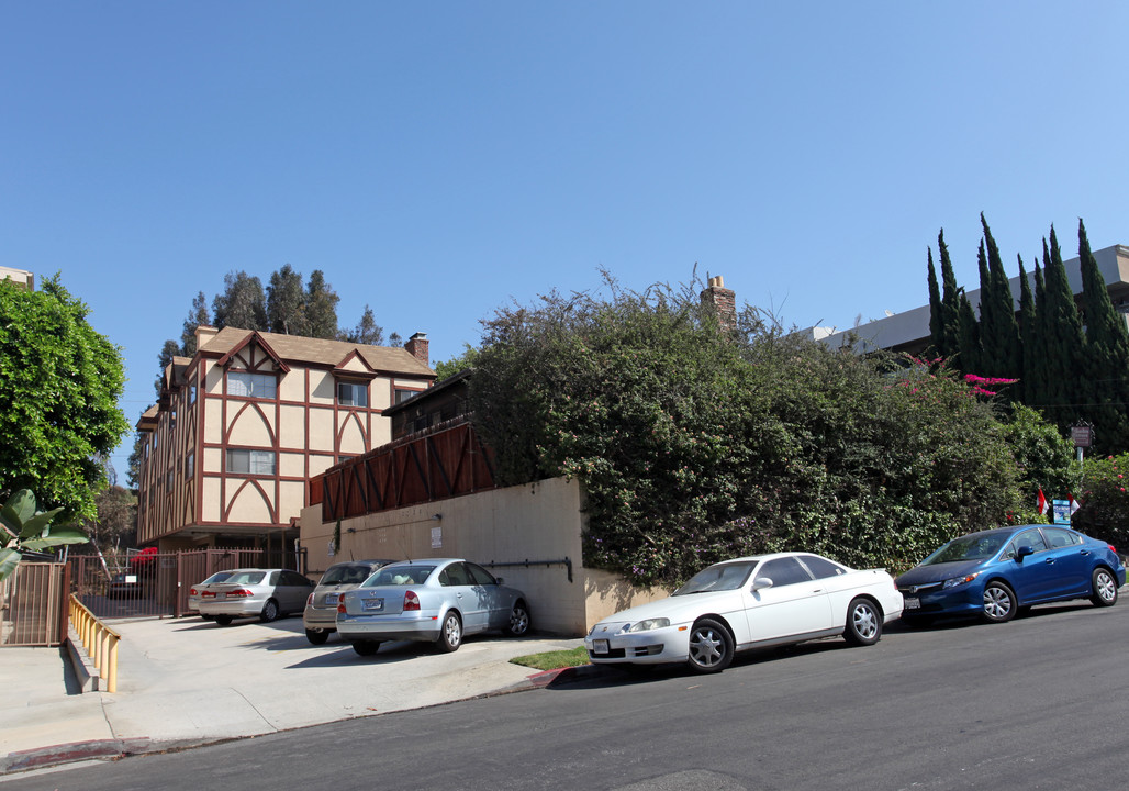 11511 Rochester Ave in Los Angeles, CA - Building Photo