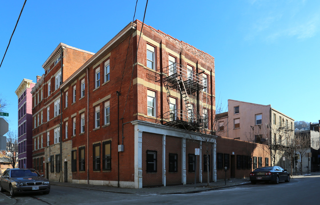 6 W Elder St in Cincinnati, OH - Foto de edificio