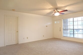 1311 Antoine Dr in Houston, TX - Foto de edificio - Building Photo