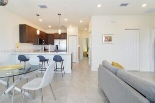 10300 NW 66th St in Doral, FL - Building Photo