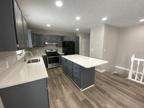 2147 Countrywood Dr SE in Kentwood, MI - Building Photo - Building Photo