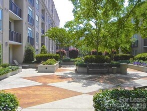 1315 East Blvd, Unit 412 in Charlotte, NC - Foto de edificio - Building Photo