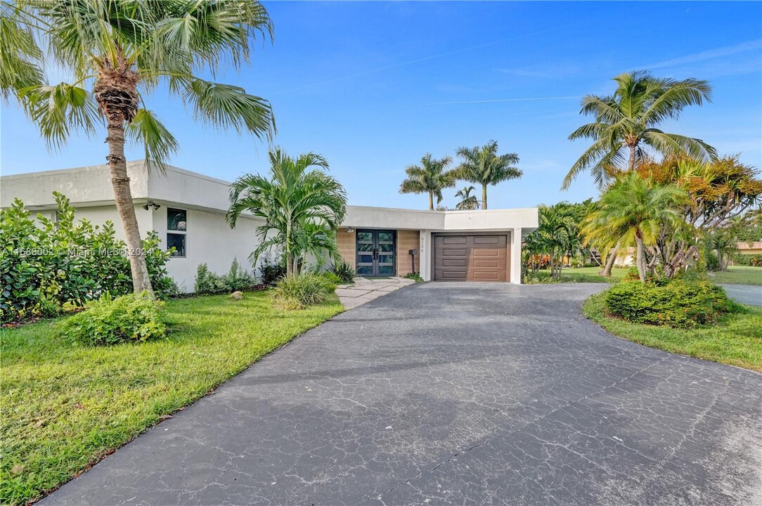 6106 Royal Poinciana Ln in Tamarac, FL - Foto de edificio