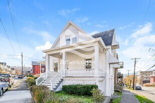 501 4th St in Pitcairn, PA - Building Photo