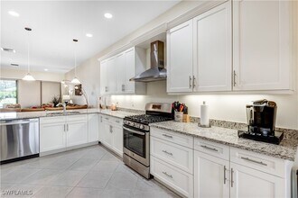4360 Aurora St in Naples, FL - Foto de edificio - Building Photo