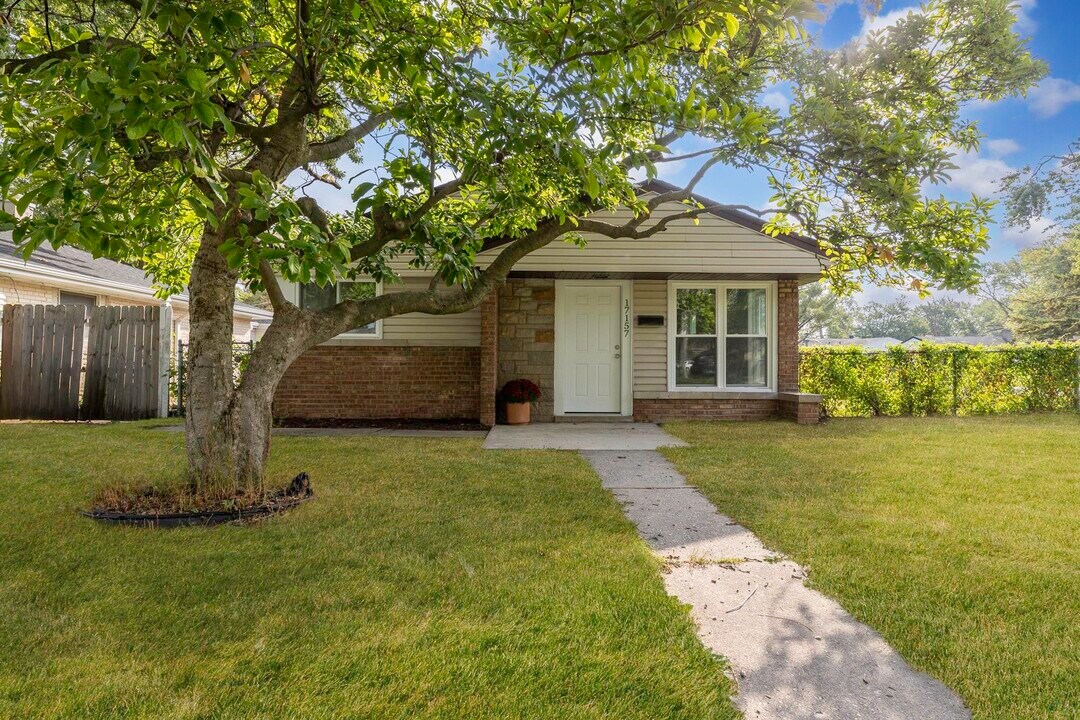 17157 Chicago Ave in Lansing, IL - Building Photo