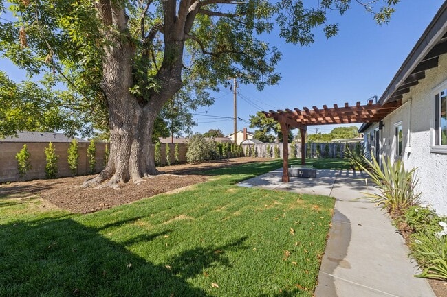 1069 Donner Ave in Simi Valley, CA - Building Photo - Building Photo