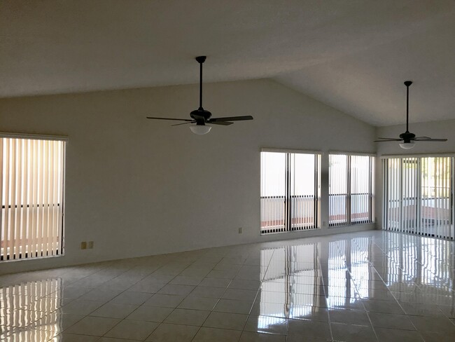 21450 Laguna Dr in Boca Raton, FL - Building Photo - Building Photo