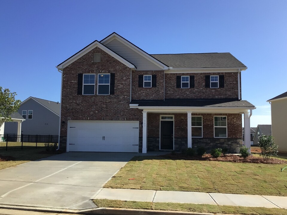 702 Cyprus Ave in Loganville, GA - Building Photo