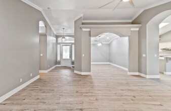 3451 Woodbury Dr in Redding, CA - Foto de edificio - Building Photo