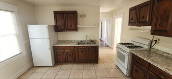 70-72-72 Windemere St in Springfield, MA - Building Photo