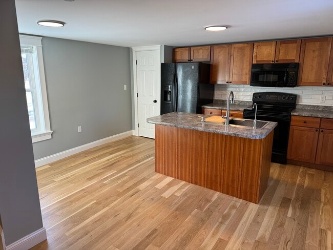 9 Winnicutt Rd, Unit 9B in Stratham, NH - Building Photo - Building Photo