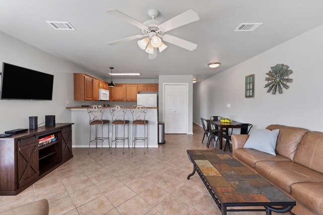 730 E Mather St in New Braunfels, TX - Foto de edificio - Building Photo