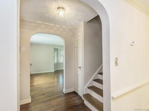 221 Manhasset Ave in Manhasset, NY - Building Photo - Building Photo