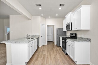 10407 Red Cardinal Dr in Cleveland, TX - Building Photo - Building Photo