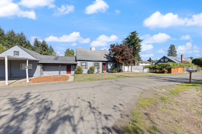 915 SW Cozine Ln in McMinnville, OR - Foto de edificio - Building Photo