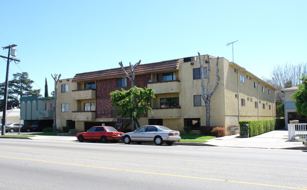 13956 Vanowen St in Van Nuys, CA - Foto de edificio