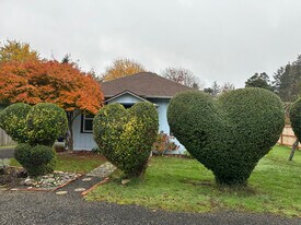 351 Lexington Ave NE in Bandon, OR - Building Photo