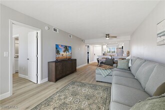 8350 Estero Blvd in Fort Myers Beach, FL - Foto de edificio - Building Photo