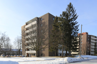 Chicopee Terrace in Kitchener, ON - Building Photo - Building Photo