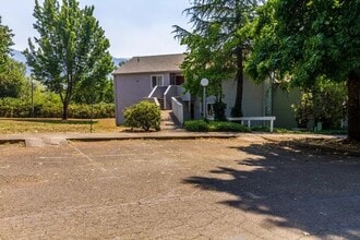 721 SE Meadowlark Ave in Myrtle Creek, OR - Foto de edificio - Building Photo