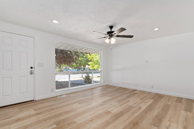 7 E Diamond St in Layton, UT - Foto de edificio