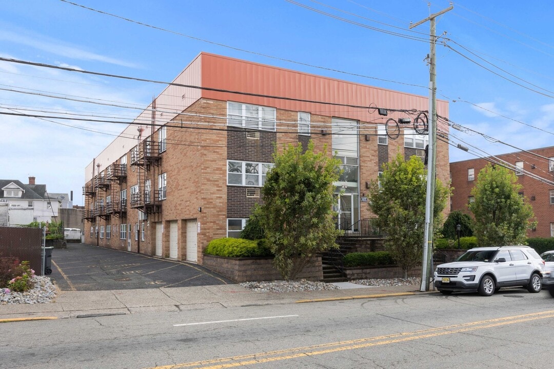 20 W Church St in Bergenfield, NJ - Foto de edificio
