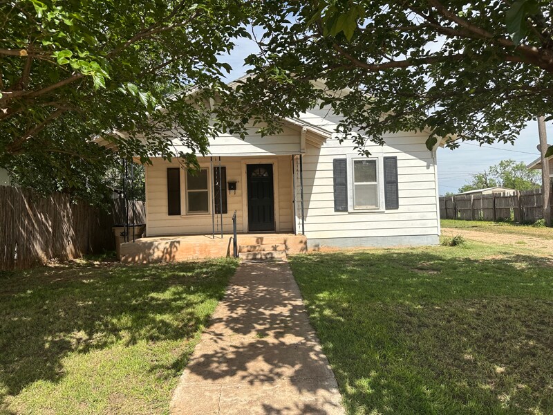 105 S Cherry St in Merkel, TX - Building Photo