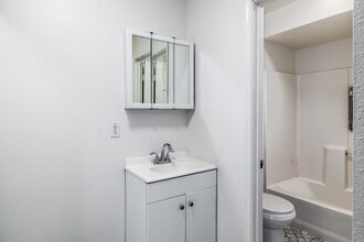 Carson Senior Village in Los Angeles, CA - Foto de edificio - Interior Photo