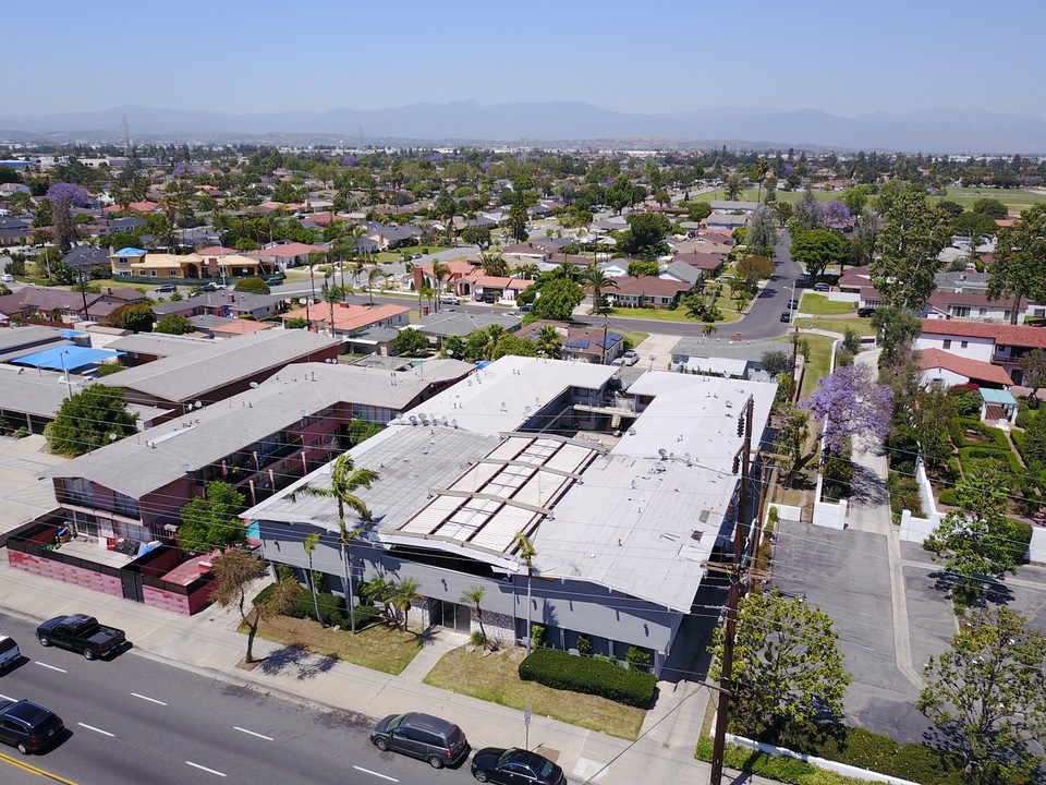 7745 Florence Ave in Downey, CA - Foto de edificio