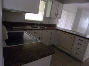 513 SE Crosspoint Dr in Port St. Lucie, FL - Building Photo - Building Photo