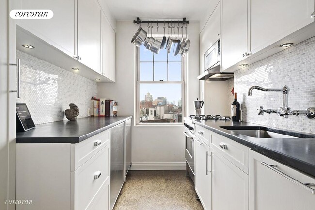 302 W 12th St-Unit -9F in New York, NY - Building Photo - Building Photo
