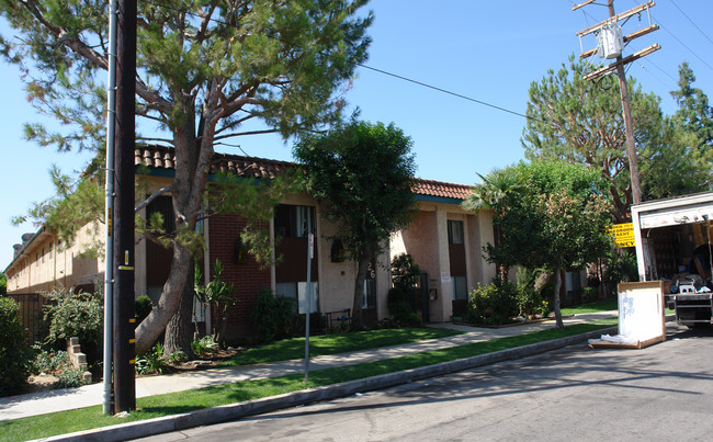 Oak Village Apartments in Canoga Park, CA - Building Photo - Building Photo