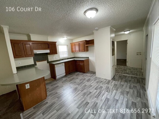 106 Court Dr in Greenwood, MO - Foto de edificio - Building Photo