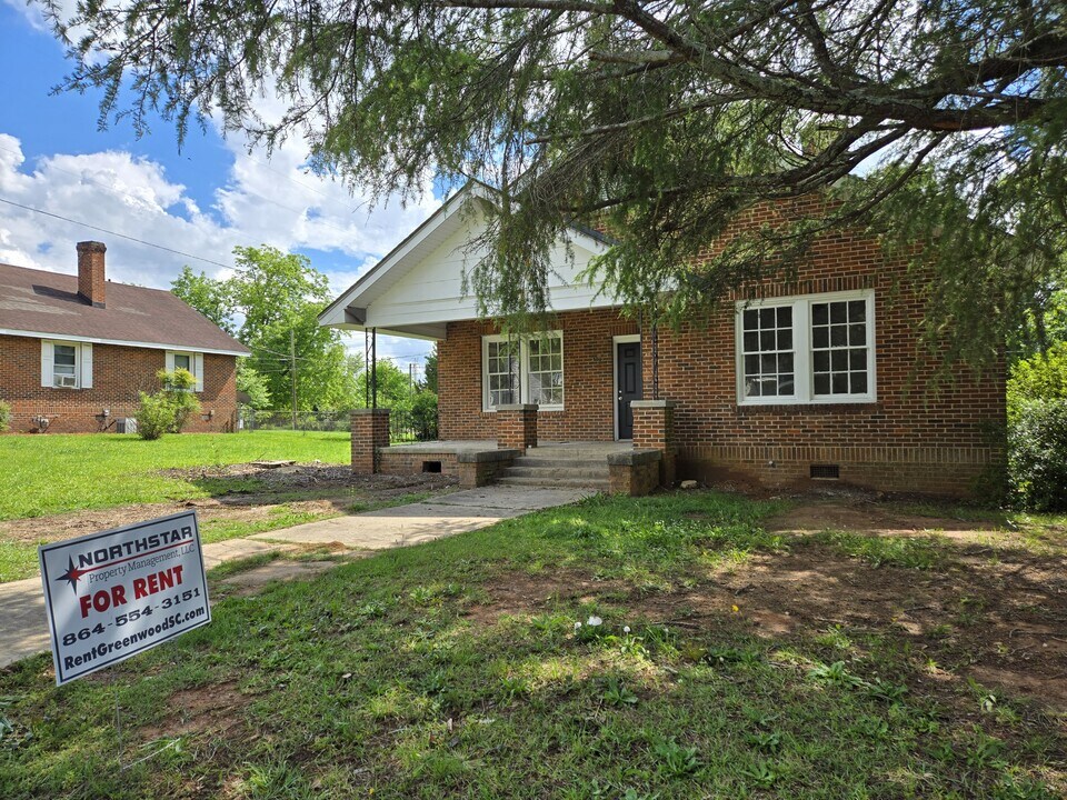 100 4th St in Greenwood, SC - Building Photo