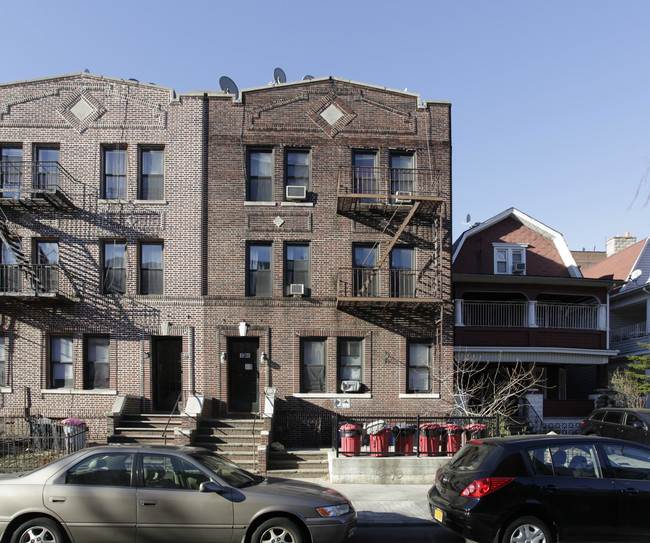 1046 E 15th St in Brooklyn, NY - Foto de edificio - Building Photo