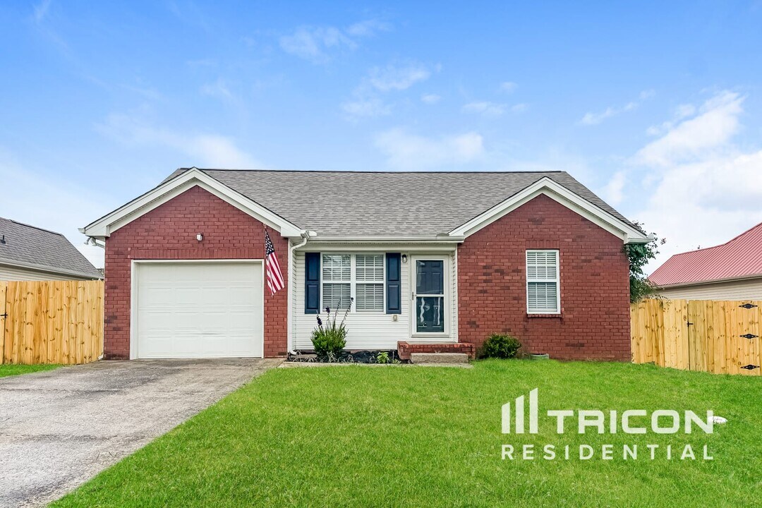 1329 Christine Dr in Lebanon, TN - Building Photo