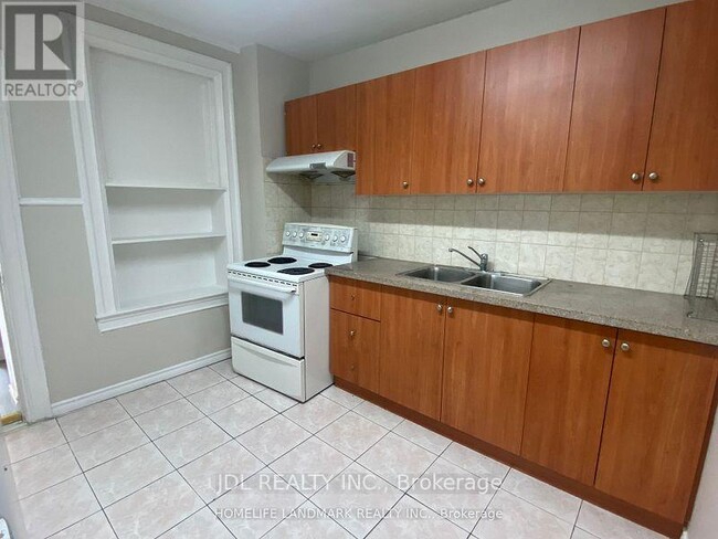 593 Bathurst St in Toronto, ON - Building Photo - Building Photo