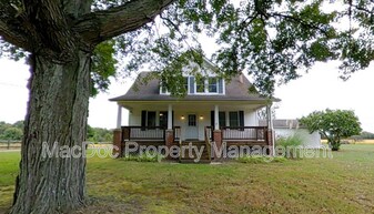 15471 U.S. Rte 1 in Woodford, VA - Building Photo