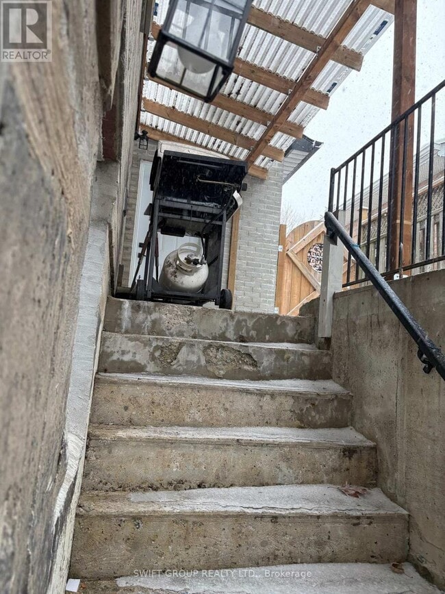 31 Irwin Dr in Whitby, ON - Building Photo - Building Photo