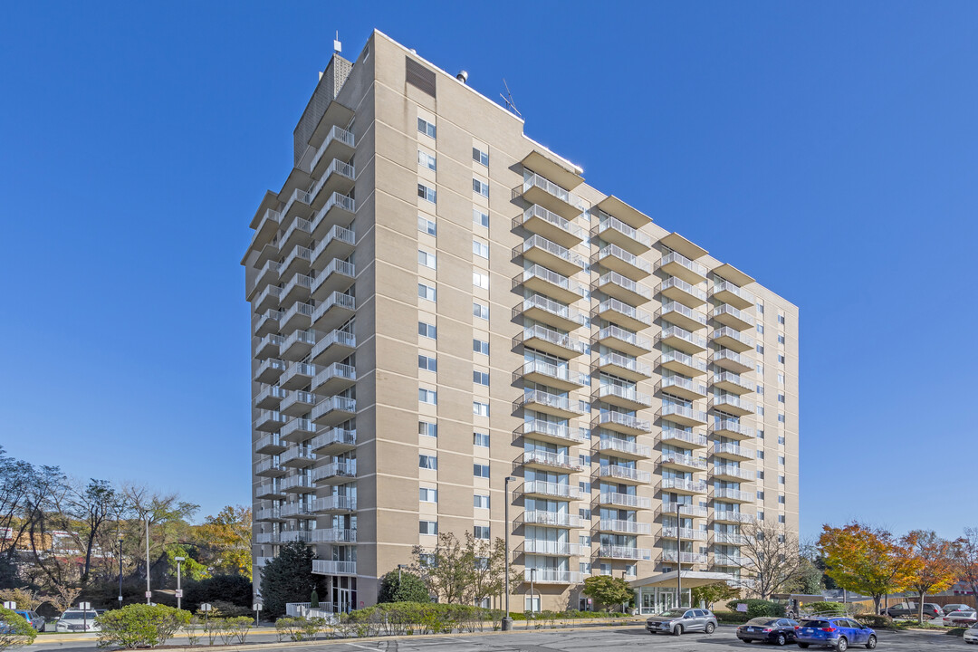 Westwood Tower Apartments in Bethesda, MD - Foto de edificio