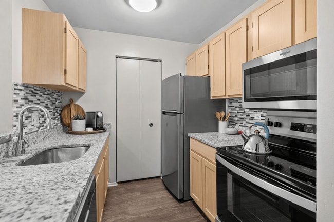 Village Club of Farmington Hills in Farmington Hills, MI - Foto de edificio - Building Photo